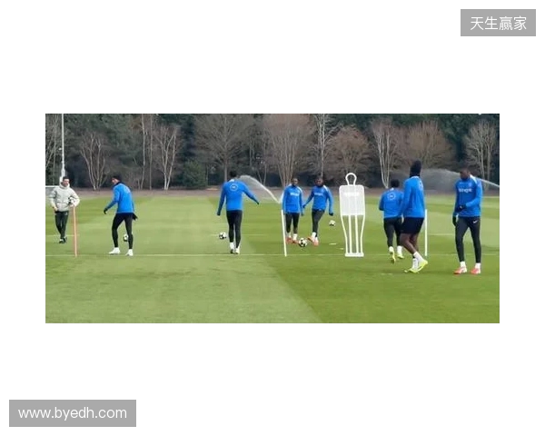 跟队：埃斯特旺参加了切尔西的公开训练，里斯、约恩森缺席